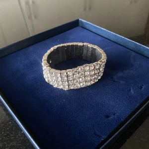 Svarowski armband - Silver Swarowski armband som är i mycket bra skick. Knappt använd. 