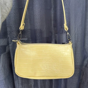 Gul väska - En jätte fin gul väska som rymmer mycket. Använd fåtal gånger. 