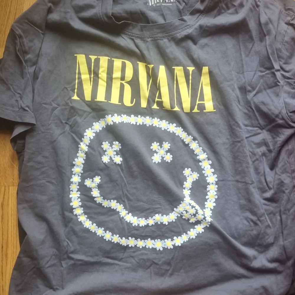 En Nirvana och Acdc t-shirt som användes några gånger men till slut aldrig kom till användning. Båda tröjor är 125 kr ensama tillsammans blir det 250 kr. T-shirts.