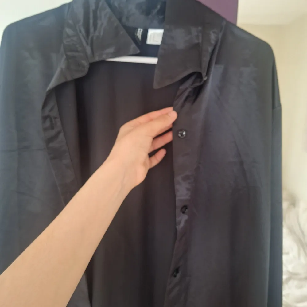 En mycket mjuk svart blus ifrån H&M, divided. Mycket skinande och stor i storleken! Aldrig använt!  Möttes upp i malmö ! . Blusar.