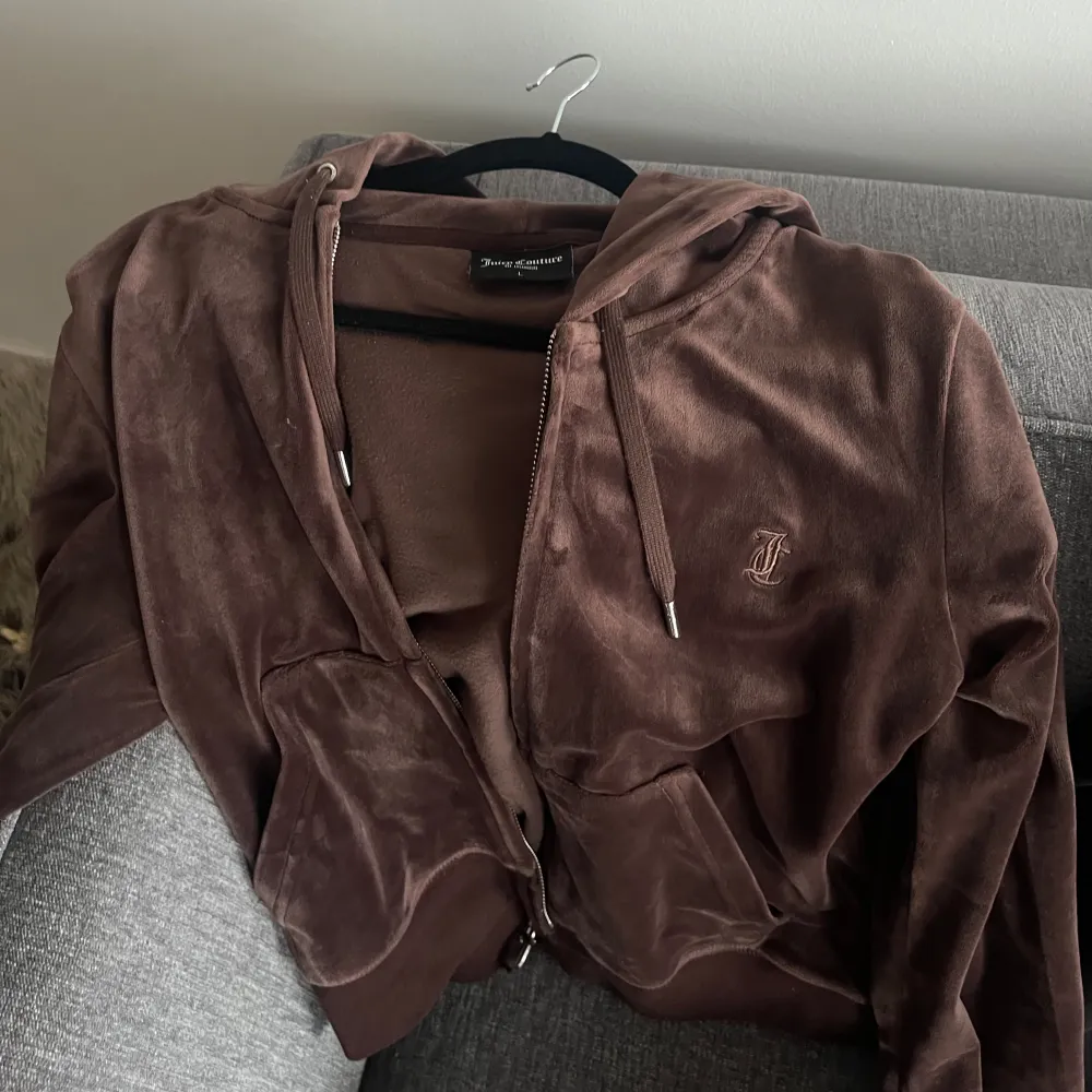 Brun juicy couture kofta i storlek Large (L). Koftan har bara varit använd vid få tillfällen den köptes på johnells för 1300kr och jag säljer den för 800kr . Tröjor & Koftor.