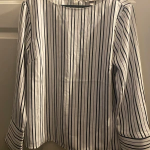 Svart vit topp - Jätte fin svart vit blus, knappt använd