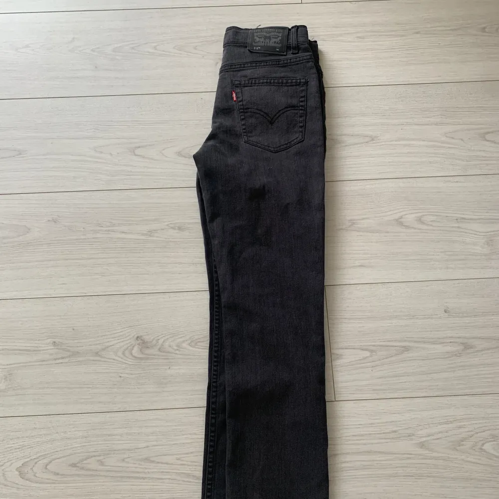 Svarta Levis jeans slim fit. Aldrig använda pga för små. Storlek 14A typ 164. Skickar snabbt. . Jeans & Byxor.