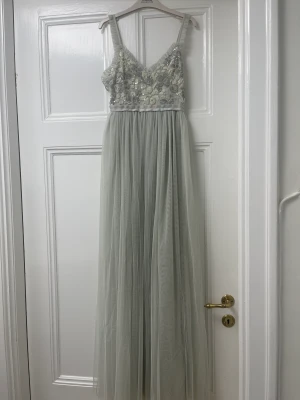 Aftonklänning ljusgrön - Mycket fin klänning från märke needle and thread. Justerbara axelband. Dragkedja i ryggen. Storlek XS (32). Nypris 5.490kr. Använd fåtal gånger. 