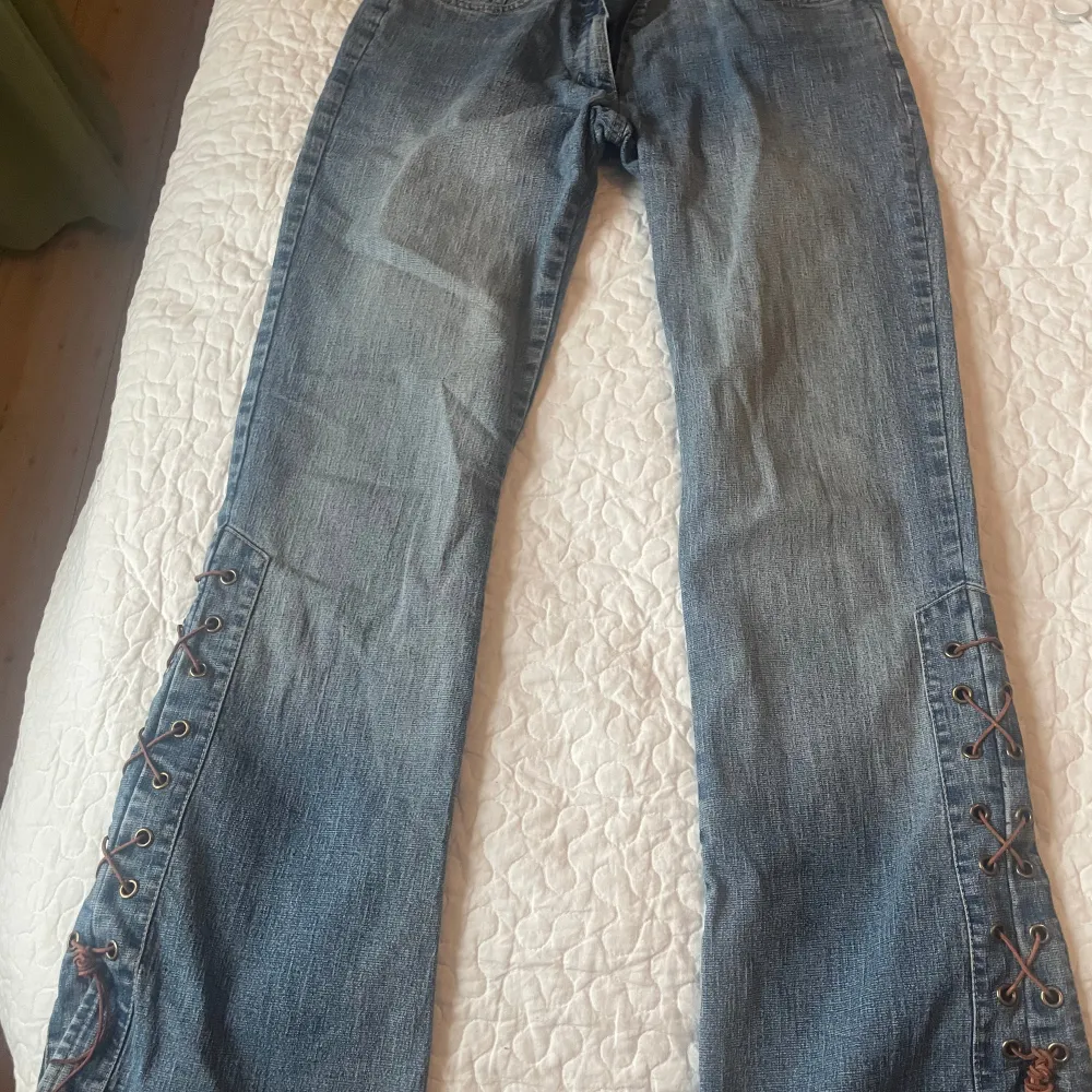 Dessa jeans passar tyvärr inte mig men så sjukt snygga! Bootcut lowwaist med en lace up detalj🔥💘. Jeans & Byxor.