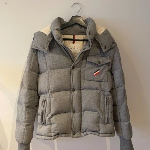 Moncler Jacka - Vintage grå moncler jacka, mkt gott skick förutom fläck på ryggen (bild 3) som endast synd på nära håll. Skriv för fler bilder!