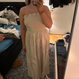 Sommar klänning  - Jag är 168cm och klänningen är till anklarna🤍 såå fin, man kan ha den både med och utan straps😁