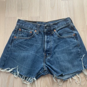 Levis jeansshorts  - As snygga Levi’s jeansshorts 501 i den perfekta blåa färgen! Köpta nyligen, nyskick. 🫶🌸Säljer för att dom tyvärr är för små för mig. Storlek xxs-xs
