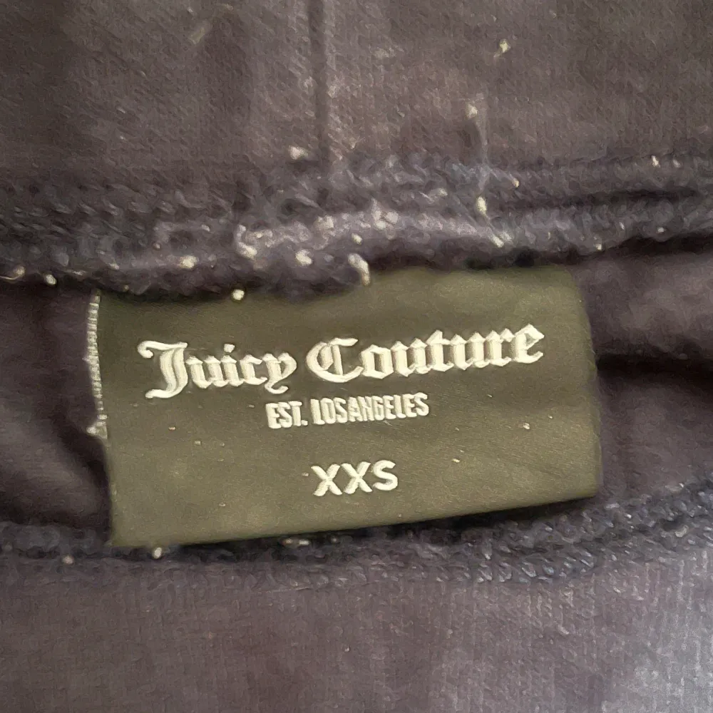 Säljer mina mjukisbyxor ifrån Juciy Couture då jag inte använder dem, inga defekter förutom hål i ena fickan men dem var så när jag köpte dem på ”Story” i Jönköping. . Jeans & Byxor.