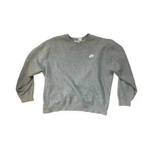 Nike sweatshirt - Köpt från Nike, skick: 8/10! Storleken är L men passar precis som M. Skriv om du har frågor eller vill se fler bilder! :)