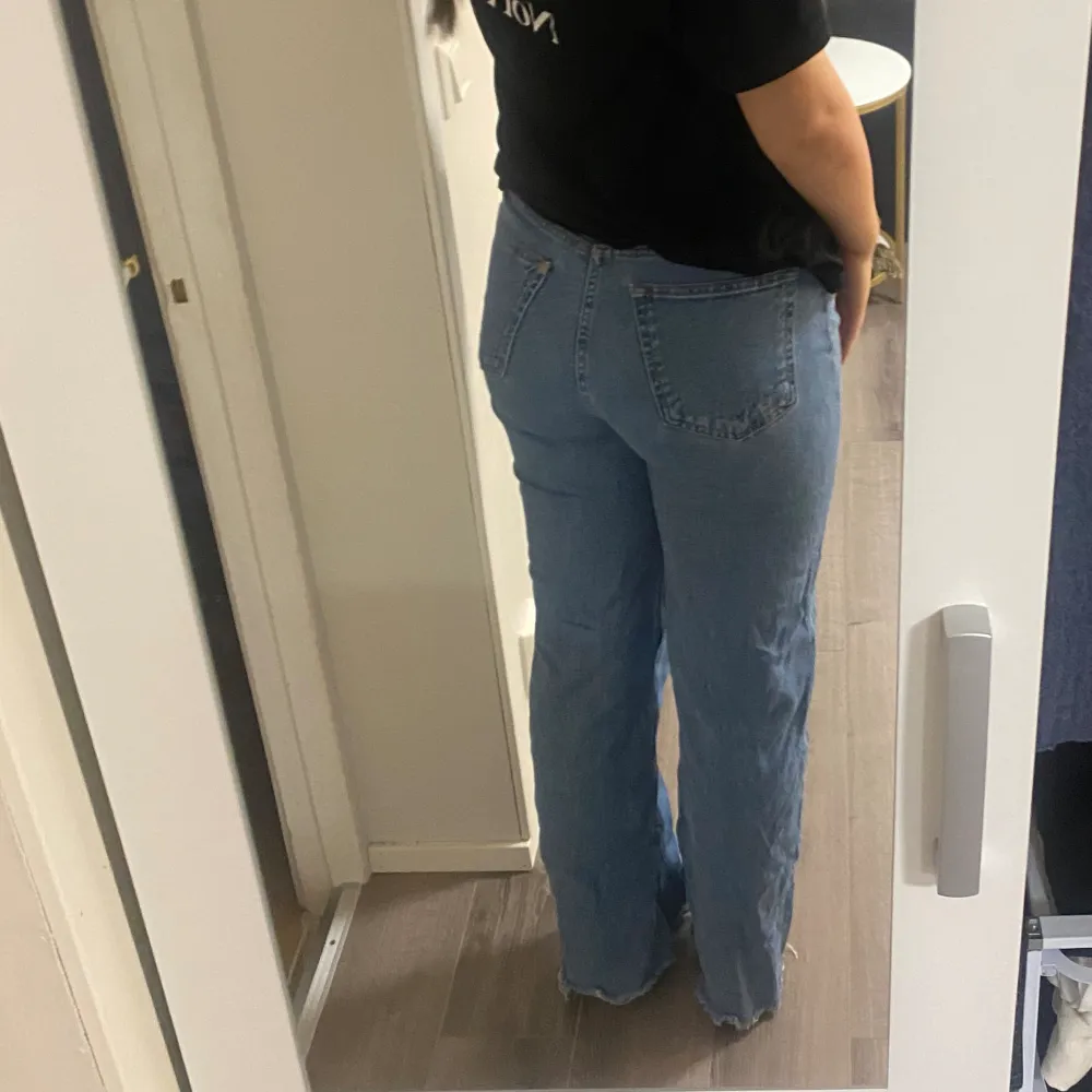 Säljer dessa blåa jeans som är i fint skick i storlek 38. De är köpta på H&M och är i en high waist modell men skulle mer säga att de är mid waist.. Jeans & Byxor.