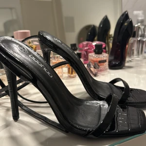 Svarta klacka - Säljer de här väldigt fina klack i stl 39 (funkar för 38) då de inte kommer till användning Endas provade inomhus 