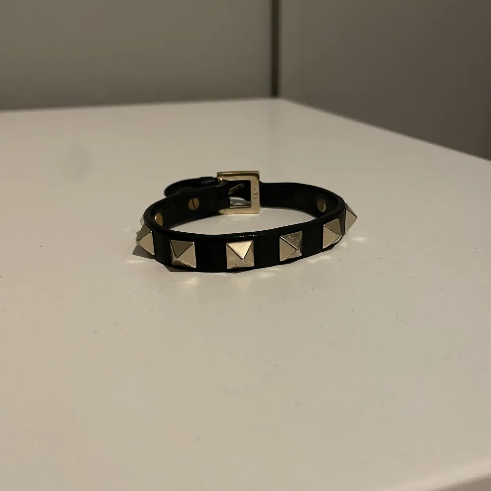 Tjena! Säljer nu mitt supersnygga valentino armband. Armbandet är i bra skick. Nypriset ligger på runt 3000kr. Hör gärna av dig vid frågor eller funderingar💫✨. Accessoarer.