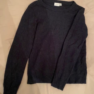 Tröja  - Marinblå stickad tröja aldrig använd 