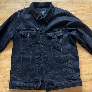 Zara vår jacka - Säljer en vårjacka från zara i fint skick!  PERFEKT TILL VÅREN🌹