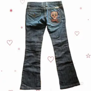 säljer dessa assnygga jeans från frankie b, köpte dom på sellpy och har aldrig använt. jag är lite över 170 lång och brukar ha storlek 34/36 och dessa var för små på mig, står storlek 4 skulle upskatta xs/ xxs🩷 jättefint skick, pris är diskuterbart🩷