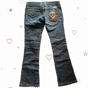 frankie b jeans🦋 - säljer dessa assnygga jeans från frankie b, köpte dom på sellpy och har aldrig använt. jag är lite över 170 lång och brukar ha storlek 34/36 och dessa var för små på mig, står storlek 4 skulle upskatta xs/ xxs🩷 jättefint skick, pris är diskuterbart🩷
