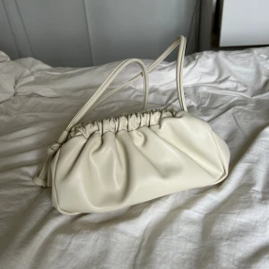 Handväska  - Hej, säljer denna väska i nyskick