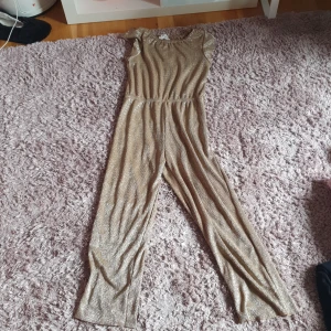 Byx klänning/dräkt - Säljer denna guldiga fina "klänningen", säljs då den inte passar längre.