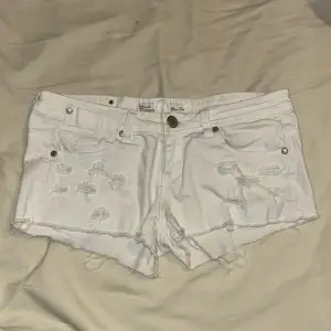 JÄTTE snygga vita jeansshorts. Köpte i Spanien men är försmå för mig tyvärr. Jätte fina detaljer på fickorna, önskar värkligen de passa mig. Pris kan diskuteras💞