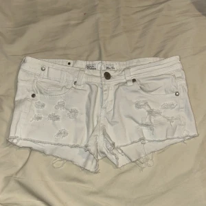 Vita lågmidjade jeansshorts - JÄTTE snygga vita jeansshorts. Köpte i Spanien men är försmå för mig tyvärr. Jätte fina detaljer på fickorna, önskar värkligen de passa mig. Pris kan diskuteras💞
