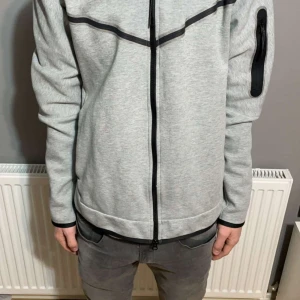 Nike tech fleece - Nike tech fleece i färg grå i Storlek M. Fint skick då jag inte har användt den mycket. Modellen är 180cm lång. Hör gärna av dig om du har frågor eller är intresserad.