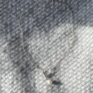 Halsband i silver med en pärla 
