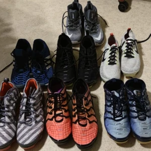 Vapormaxes - Säljer mina vapormaxes dom är i perfekt skick. Ärvda av min storebror och är alldeles för stora för mig, därav det billiga priset. De orangea och gråa har lite högre pris än de andra för dom är i helt nyskick