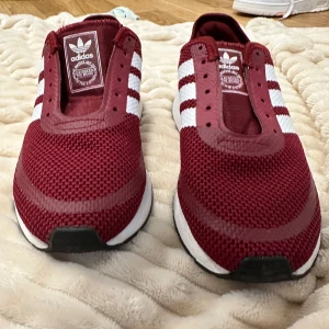Adidas skor - Använd någon gång, väldigt fint skick, men skosnören fattas🫶🏼