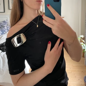 Off shoulder topp - Säljer nu denna fina italienska vintagetoppen men silverdetalj. Den är lite stor på mig som brukar ha xs/s. Skulle säga att den passar bra på någon som har storlek M. Superfin passform med lite lägre skurning på ena axeln. Toppenskick!✨