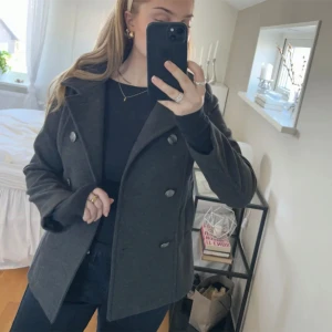 Kort kappa mörkgrå  - Säljer denna jättefina korta gråa kappa från hm i storlek 36 som är perfekt nu till våren! 🌷 Köpte på plick förra året men är inte min stil längre så säljer vidare💕näst intill svart