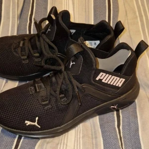 Puma - Säljer nu mina oandvända super sköna puma skor. Dem är så lätta så dem känns inte ens att man bär dem😱 skönaste skorna ja ägt. Säljer då ja har 2 par. Nypris 799 