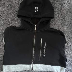 Sail racing zip hoodie, mycket fint skick🔥 strl 170cm men passar mig som är 182cm men är väldig tajt så skulle säga runt 170-175cm sitter bäst👍Pris:399kr🔥nypris:1000kr