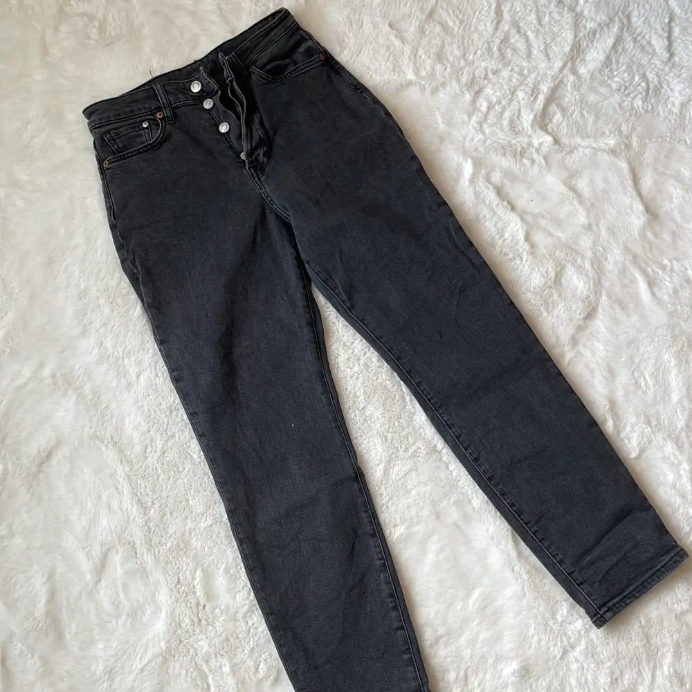 Jättefina washed mom jeans, använda några gånger.. Jeans & Byxor.