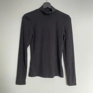 Tajt tröja med polokrage - Polokragen är inte jättehög. Tyget är ribbat. Använd få gånger. Stolek M, skulle jag gissa. DM för fler bilder.