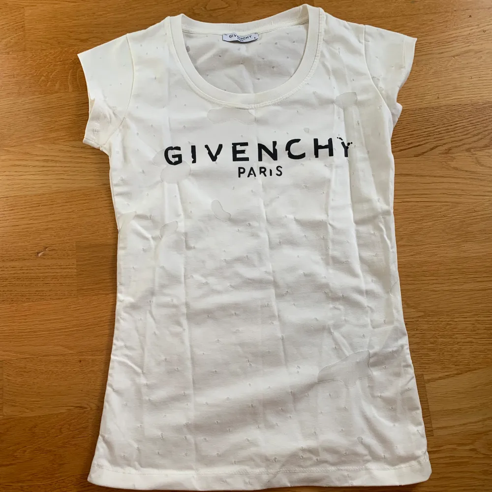 Givenchy tshirt som ej kommer till användning. Står S men skulle säga att den passar XS bättre då materialet är tight och stadigt. Kommer ej till användning. Fick i present för flera år sen. T-shirts.