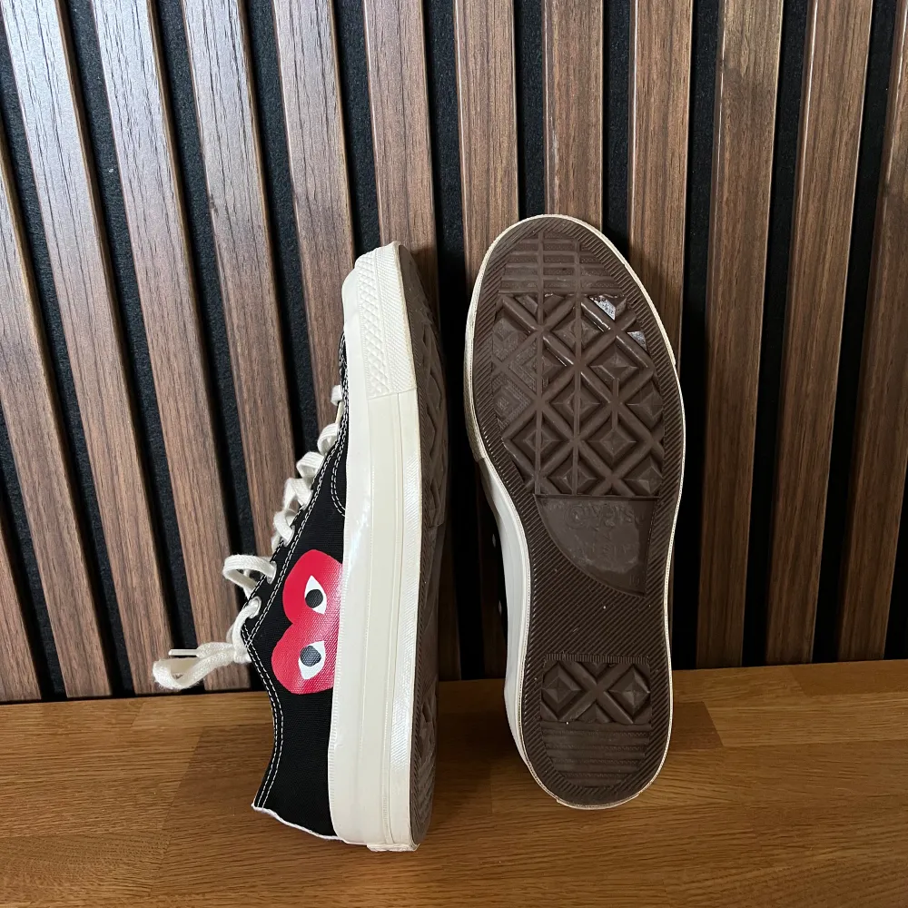 Säljer nu mina knappt använda CDG X Converse sneakers. Storlek 44. Köpta på NK för 1799kr.  Bara att höra av sig vid minsta lilla fundering. Inget tecken på användning. . Skor.