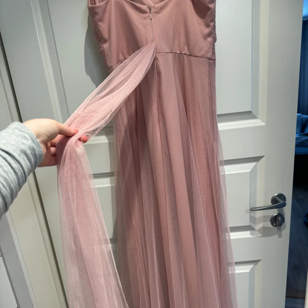 Rosa balklänning i nyskick. Har bilder med klänningen på så skriv för fler bilder. Perfekt längd för mig som är ca 163 cm lång med ett par klackar till.. Klänningar.