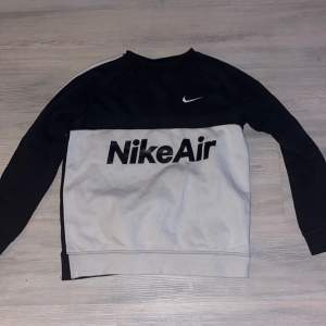 Säljer denna Nike air hoodie då den är för liten för mig nu.