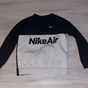 Nike air hoodie - Säljer denna Nike air hoodie då den är för liten för mig nu.