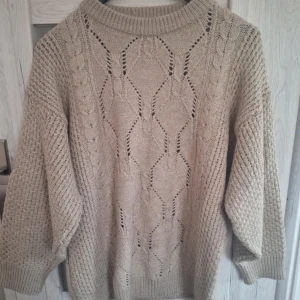 Vintage  - 30% ull Längd: 70cm Bredd: 60cm (armhåla till armhåla) Midja: 54cm  Är töjbar så passar fler storlekar. ☺️  Som referens så har själv stl 36 och är perfekt som oversize.  