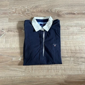 Långärmad gant piké  - En snygg långärmad piké som passar till de mesta. Hör av er vid frågor annars fritt fram att använda ”köp nu”.