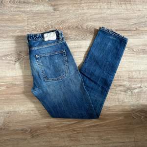 Ett par jeans i absolut topp skick och som dessutom har en extremt snygg tvätt. Nypriset på dessa jeans ligger på runt 1000kr. Längden på byxorna är 100cm och midjan 40cm jämför gärna med ett par egna och sen är det fritt fram att använda ”köp nu”.