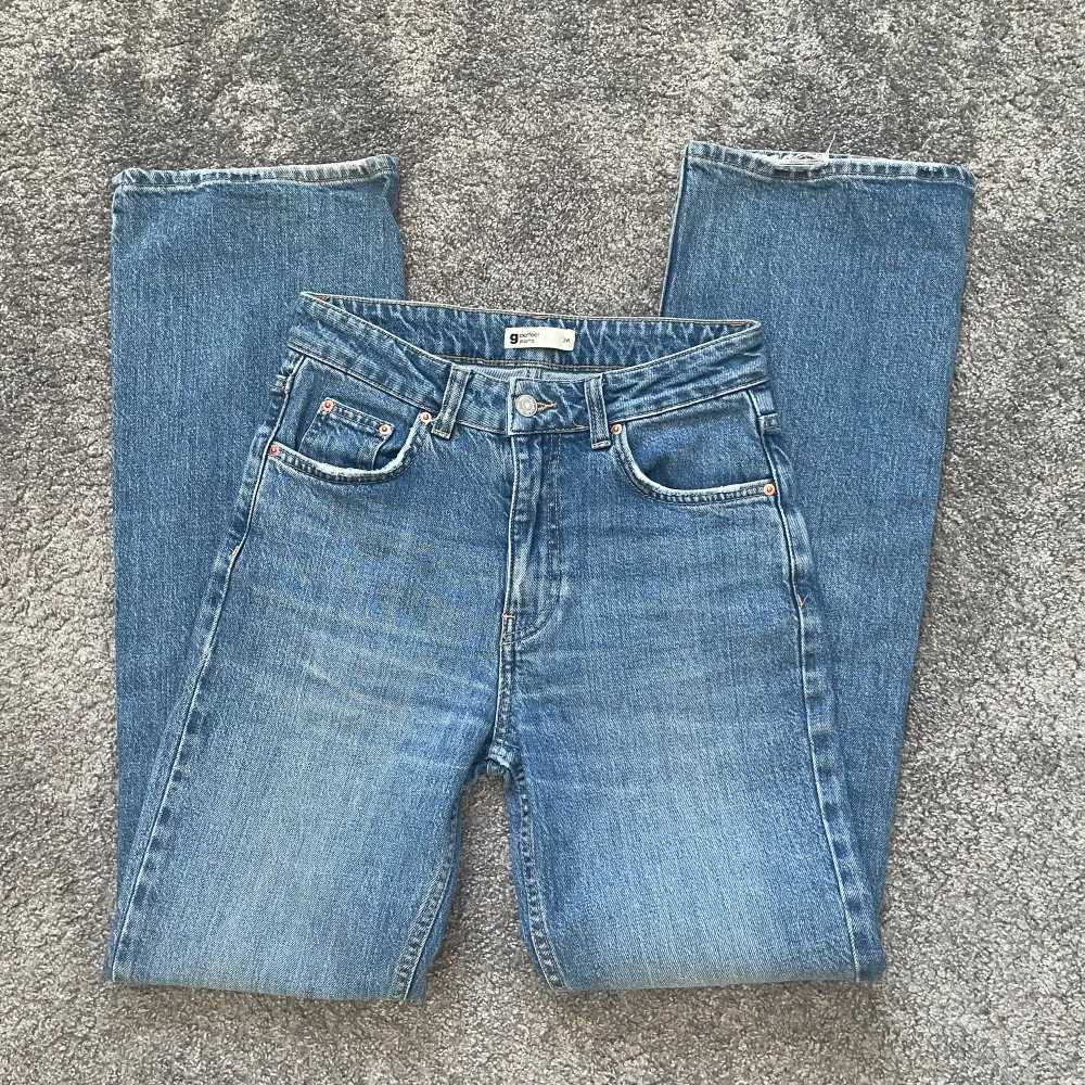Ett par bootcut jeans från Gina med medelhög midja. Har använt några gånger men finns inga defekter. 🩷. Jeans & Byxor.