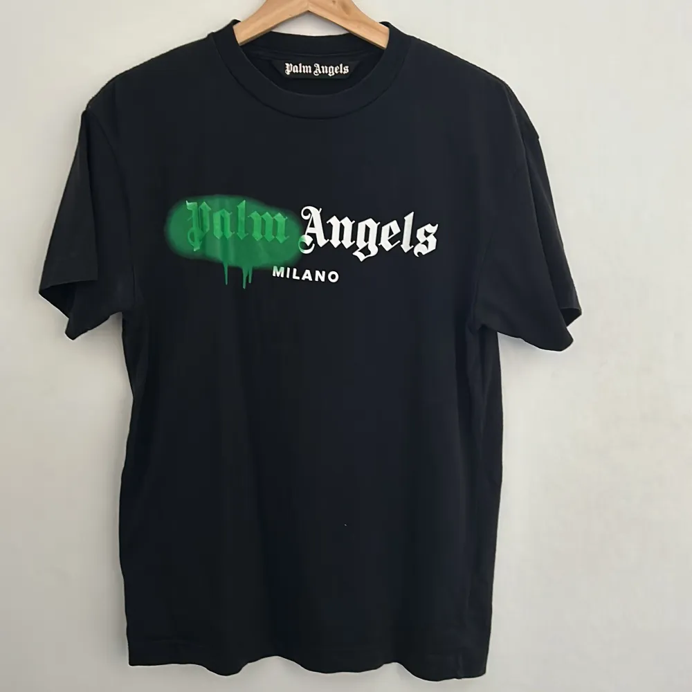 Palm Angels T-shirt i storlek S. Har haft den i ungefär ett år, men den är fortfarande i bra skick. Just nu som ny går den för runt 2000kr, men säljer den för 650kr. Priset går att förhandla.  . T-shirts.