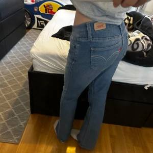 Low Levis jeans  - Säljer mina snygga Levisjeans, jag är 165 cm och dom är perfekta på mig. Jag har glömt vad det är för storlek, och man kan inte kolla det på jeansen. Jag gissar på att det är storlek XS/S. Skriv vid intresse eller flera frågor🩷