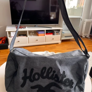 Väska  - Hollister väska som funkar perfekt som gymväska eller om man ska åka iväg och behöver packning. Den är i väldigt fint skick och har en extra ficka inuti.