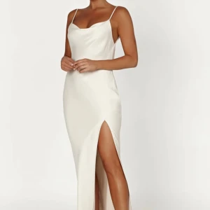 Balklänning✨ - Säljer denna superfina balklänningen från Meshki i storlek xs. Aldrig använd med prislappen kvar! Skulle använda den på balen, men har hittat en annan. Ordinariepris med frakt var 1200kr. Tveka inte att höra av er vid frågor💕