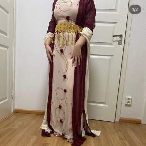 En unik kurdisk klänning (lawandi) som endast använts vid ett tillfälle och har inga skador eller liknande. Hör gärna av dig vid intresse. Pris diskuteras!