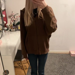 Brun zip up hoodie  - Brun zip up Hoodie från pull&bear, i strl S💕 okej shick men dragkedjan är svår att dra ihop om man drar isär den hela vägen💕